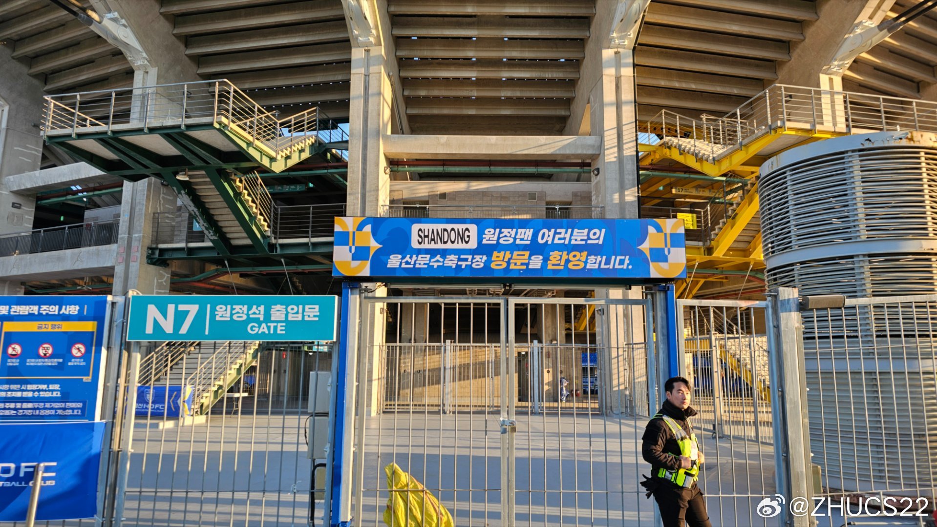  博主：蔚山現(xiàn)場(chǎng)工作人員、轉(zhuǎn)播車、安保在準(zhǔn)備撤場(chǎng)，場(chǎng)外一片安靜