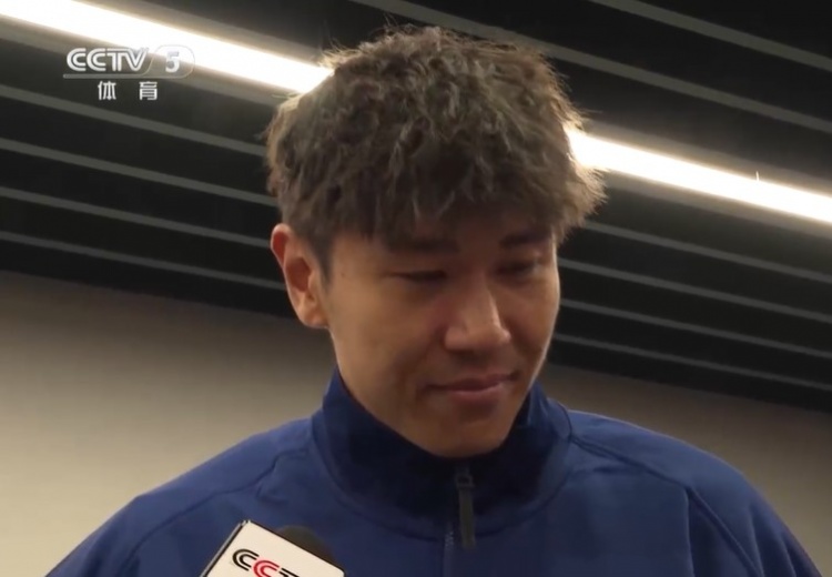  鐵漢柔情！三鎮(zhèn)球員劉奕鳴探望患病小球迷時(shí)哽咽