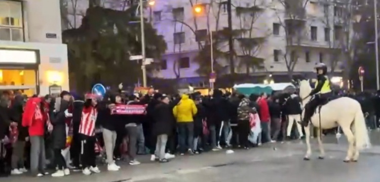  馬競球迷進入伯納烏時向人群投擲雜物，導(dǎo)致安保對其進行脫鞋檢查
