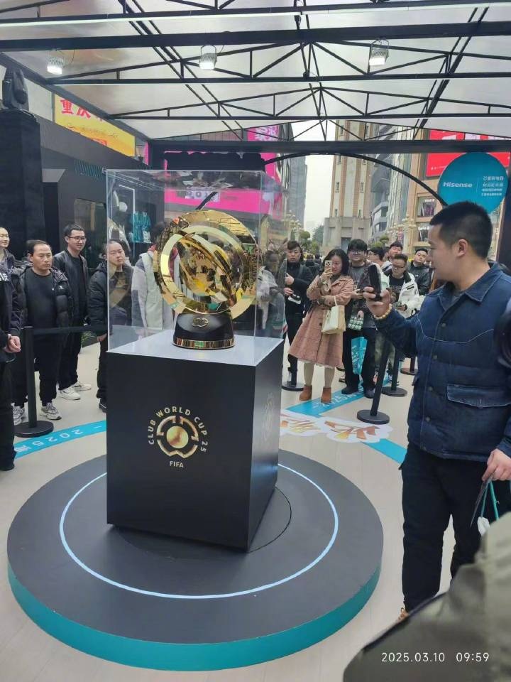  世俱杯獎杯在重慶進(jìn)行展示，球迷：比我想象中大多了