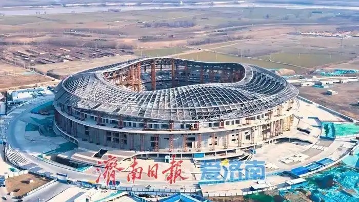  魯媒：戴上1.6萬噸“鋼鐵巨冠”，黃河體育中心球場完成屋蓋施工