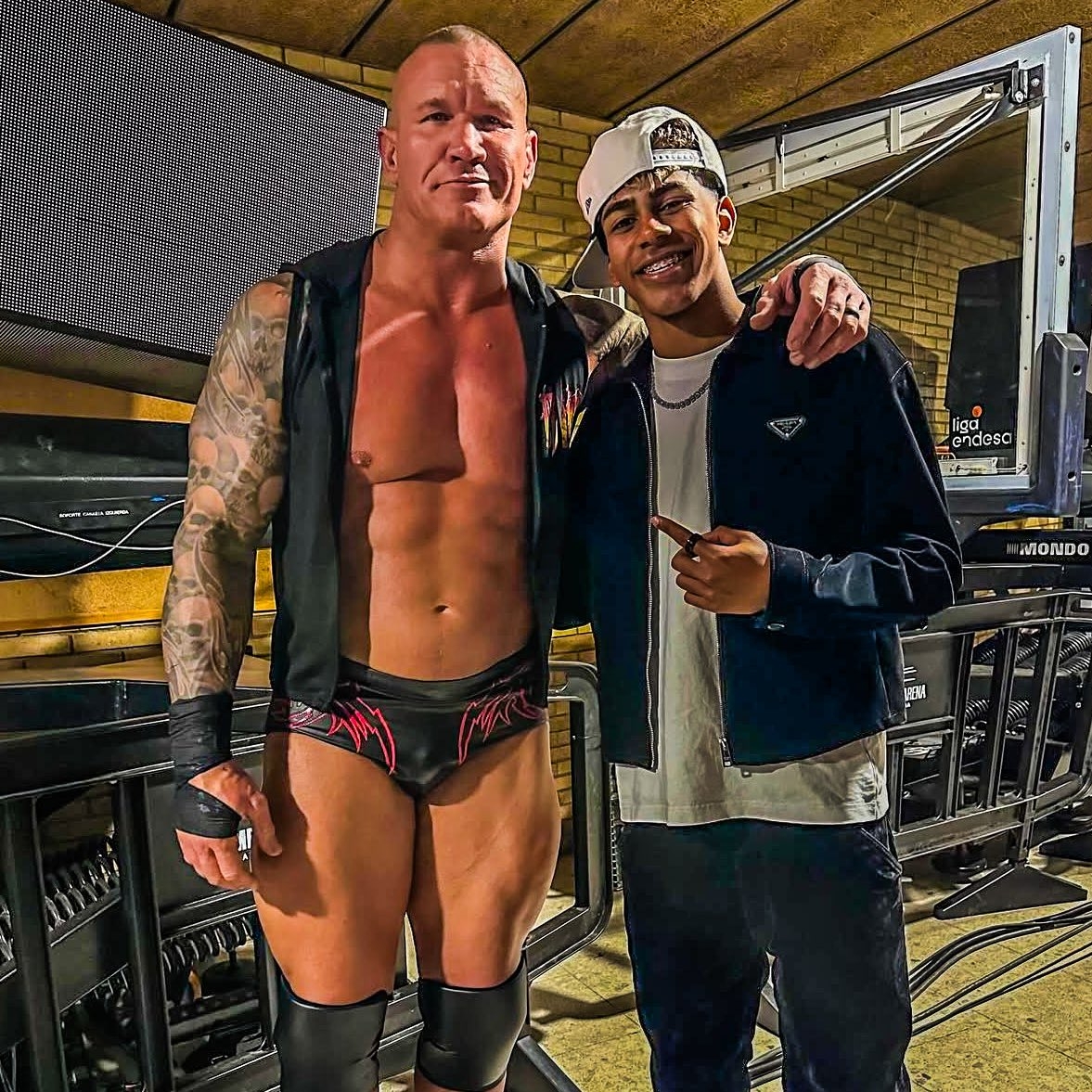  小心RKO！亞馬爾現(xiàn)場觀戰(zhàn)WWE，和奧爾頓、Triple H等合影