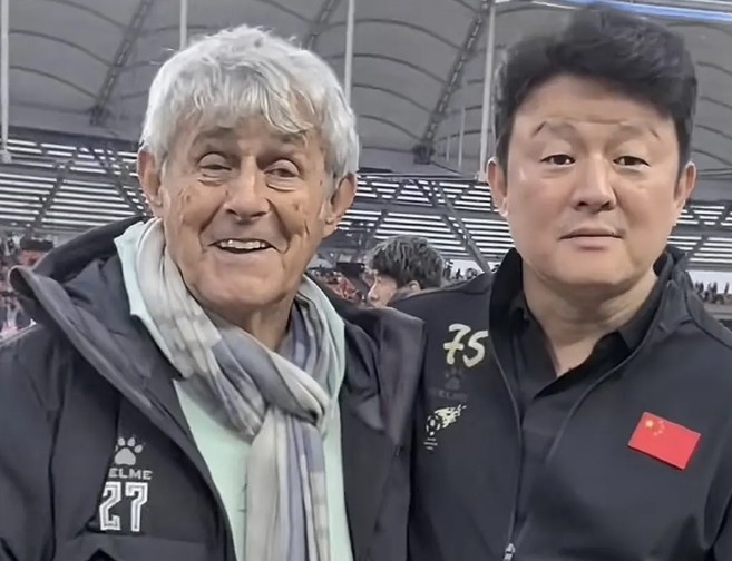  有點(diǎn)像？米盧差點(diǎn)將青島籍演員張磊誤認(rèn)為是孫繼海