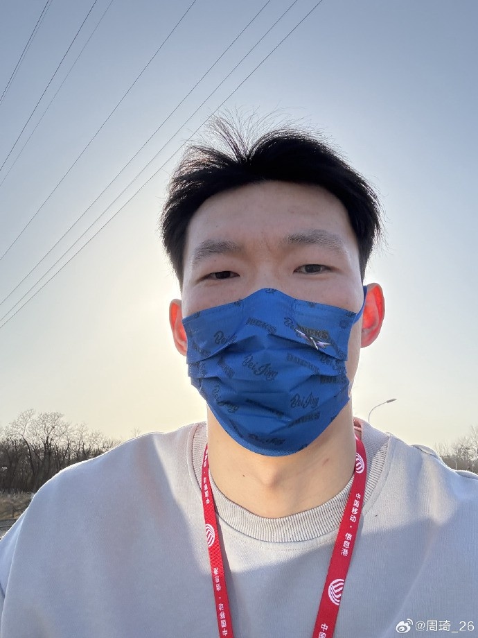  悠閑！周琦騎京牌電動車出行：太陽出來了 開京牌兜兜風！