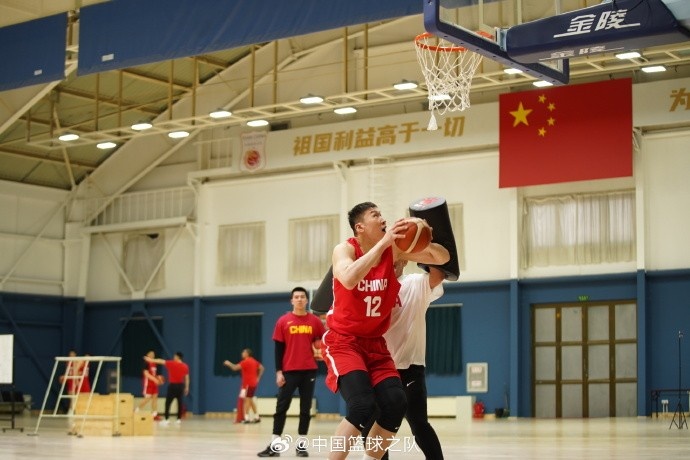  中國籃球之隊官博：大塊頭 大能量 祝李炎哲25歲生日快樂！