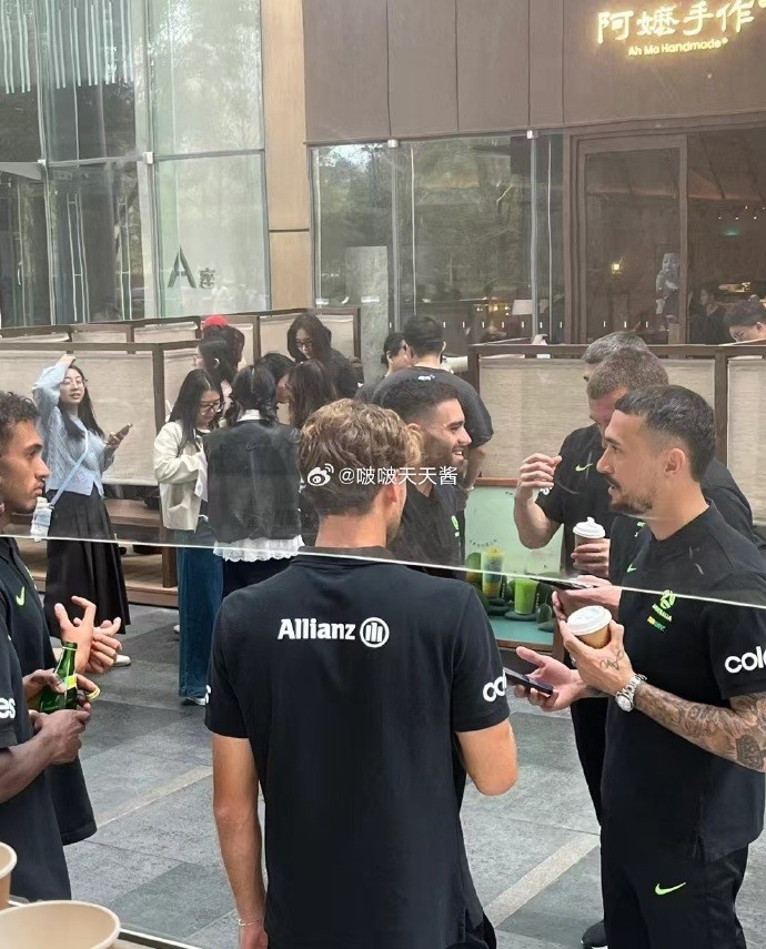  松弛感拉滿！澳大利亞隊員在杭州街頭喝奶茶