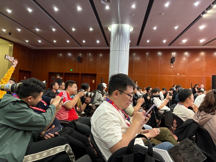  萬(wàn)眾矚目！記者擠滿國(guó)足賽前新聞發(fā)布廳，賽場(chǎng)記者預(yù)計(jì)超300人