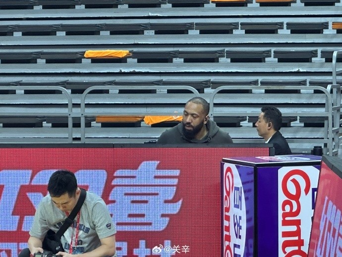  今晚不打？廣東主場迎戰(zhàn)廣廈 吉倫沃特一身便裝現(xiàn)身球館
