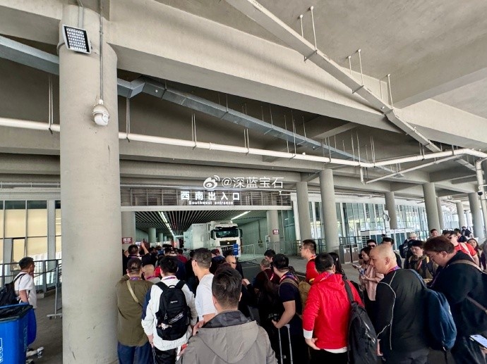  盛況空前！記者曬照：距離中澳之戰(zhàn)還有三小時(shí)，現(xiàn)場(chǎng)記者已超百名