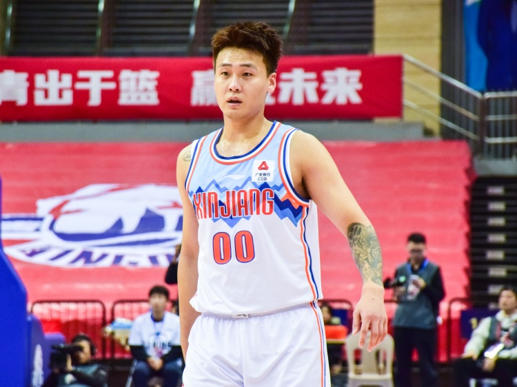  狀態(tài)不俗！趙睿半場(chǎng)9中4拿到15分5籃板