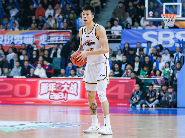  攻防俱佳！張鎮(zhèn)麟15中8拿到19分7板6助5斷2帽