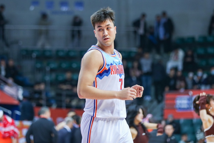  防到5犯被提前罰下！艾孜麥提全場9中3 貢獻(xiàn)9分1板1斷